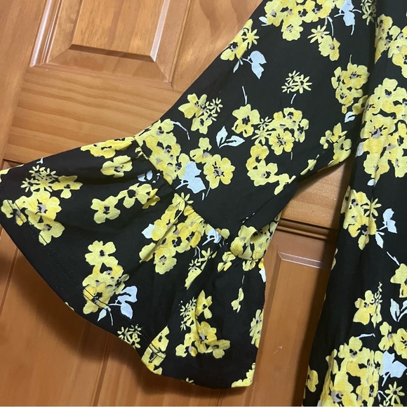 Michael Michael Kors Black/Yellow Bell Sleeve Top Size Large NWT - Picture 6 of 13